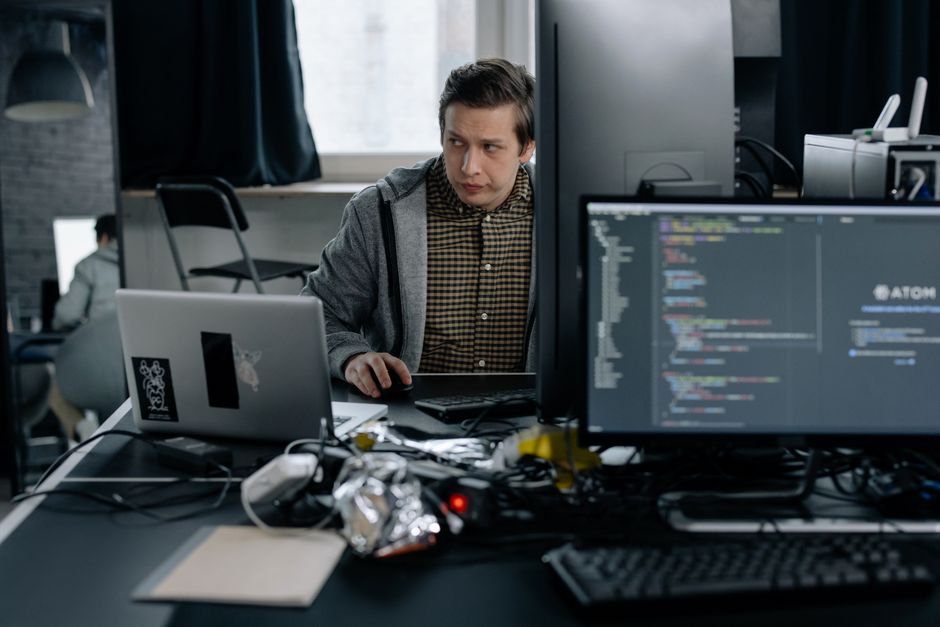 Programer radi na kodu u modernom uredu