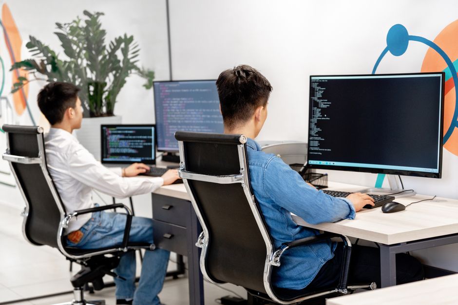 Dva programera rade u modernom uredu